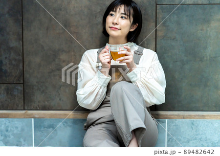 紅茶を飲んで寛ぐ女性 紅茶を飲んで寛ぐ女性 89482642