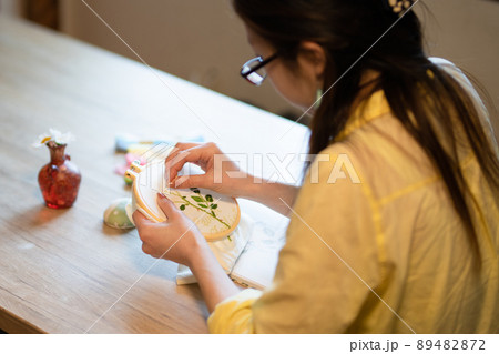 刺繍をする女性の写真素材 [89482872] - PIXTA