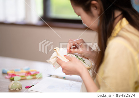 刺繍をする女性 刺繍をする女性 89482874