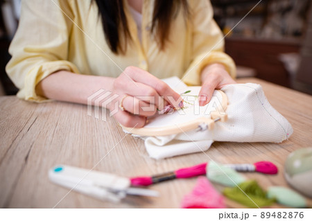 刺繍をする女性 刺繍をする女性 89482876