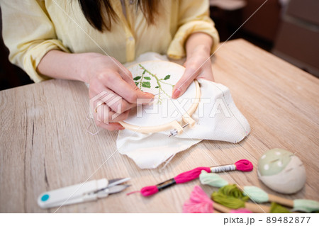 刺繍をする女性 89482877
