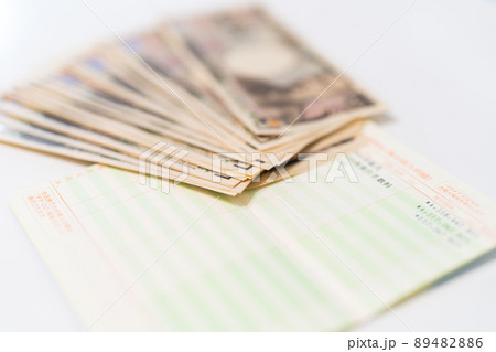 通帳から現金を引き出す 通帳と札束 通帳から現金を引き出す 通帳と札束 89482886