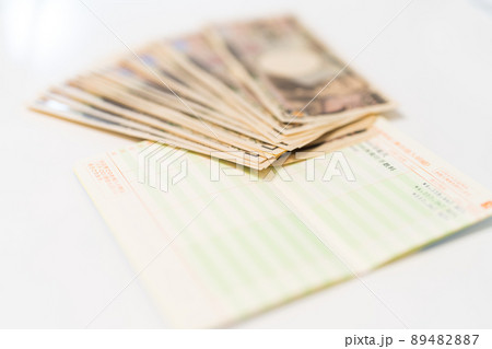 通帳と1万円札 銀行からお金を引き出す 通帳と1万円札 銀行からお金を引き出す 89482887