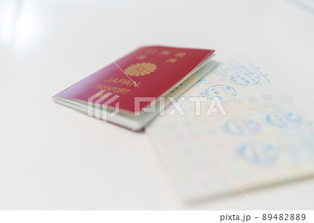 出国と入国の印鑑が押されたパスポート 出国と入国の印鑑が押されたパスポート 89482889