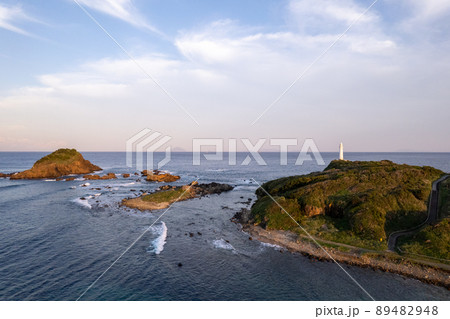 夕暮れ時の岬の先端の灯台 夕暮れ時の岬の先端の灯台 89482948