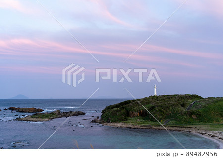 夕暮れの灯台と水平線 夕暮れの灯台と水平線 89482956