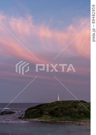夕陽に染まる灯台 夕陽に染まる灯台 89482959