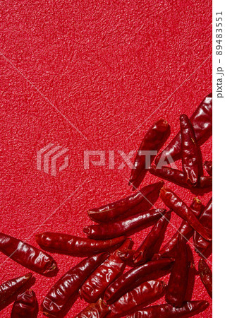 鷹の爪　赤背景 89483551