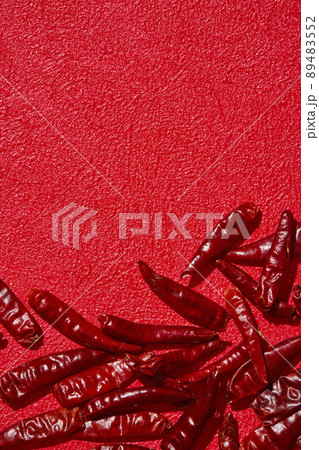 鷹の爪　赤背景 89483552