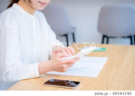 若い女性　家計簿　リビング 89484296