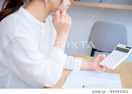 若い女性 家計簿 リビング 若い女性 家計簿 リビング 89484301