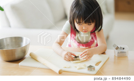 家でお菓子作りをする4歳の子供(育児・子育て・クッキー・型抜き) 家でお菓子作りをする4歳の子供(育児・子育て・クッキー・型抜き) 89484490