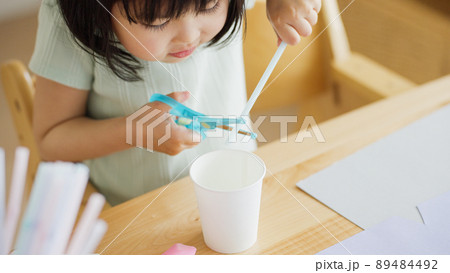夏休みに工作する4歳の子供（育児・子育て・ハサミ） 89484492
