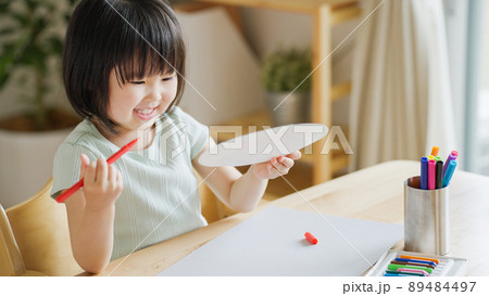 夏休みに工作する4歳の子供（育児・子育て・お絵描き） 89484497