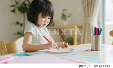 夏休みに工作する4歳の子供（育児・子育て・お絵描き） 89484498