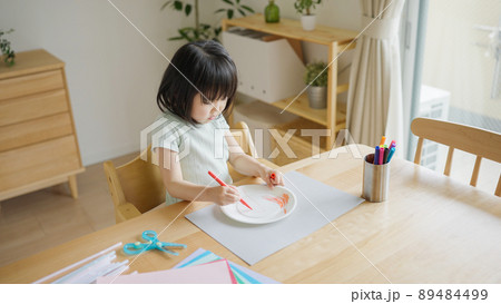 夏休みに工作する4歳の子供（育児・子育て・お絵描き） 89484499