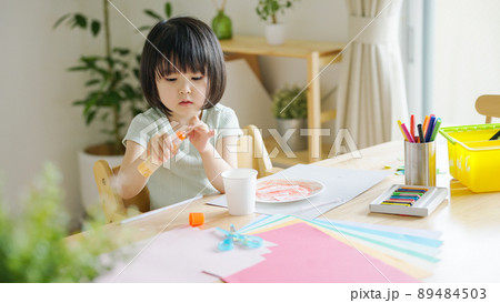 夏休みに工作する4歳の子供（育児・子育て・のり） 89484503