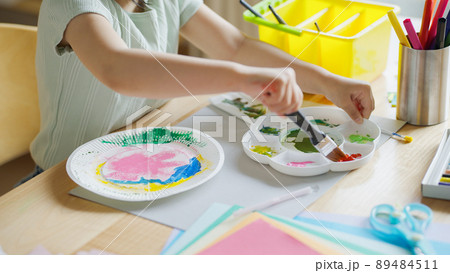 夏休みに工作する4歳の子供（育児・子育て・お絵描き・水彩絵具） 89484511