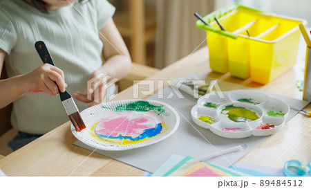 夏休みに工作する4歳の子供(育児・子育て・お絵描き・水彩絵具) 夏休みに工作する4歳の子供(育児・子育て・お絵描き・水彩絵具) 89484512