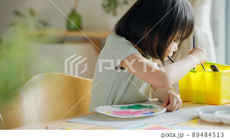 夏休みに工作する4歳の子供(育児・子育て・お絵描き・水彩絵具) 夏休みに工作する4歳の子供(育児・子育て・お絵描き・水彩絵具) 89484513