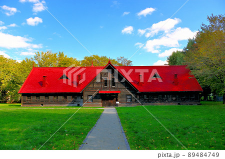北海道・北海道大学・札幌農学校第2農場・青空に赤い屋根が眩しい牧牛舎・札幌市 89484749