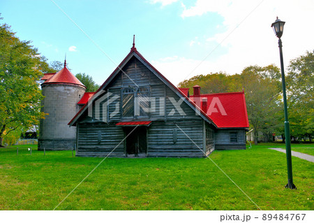 北海道・北海道大学・札幌農学校第2農場・横から眺める牧牛舎と、裏側にあるサイロ・札幌市 89484767