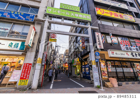 日本の東京都市景観　大塚駅前(南口）のサンモール大塚商店街など街並みを望む 89485311