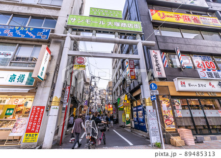 日本の東京都市景観 大塚駅前(南口)のサンモール大塚商店街など街並みを望む 日本の東京都市景観 大塚駅前(南口)のサンモール大塚商店街など街並みを望む 89485313