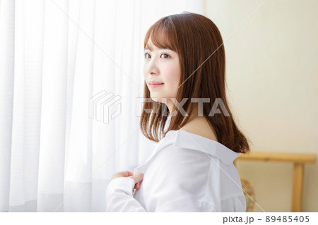 女性ポートレート 白シャツ 肩 女性ポートレート 白シャツ 肩 89485405