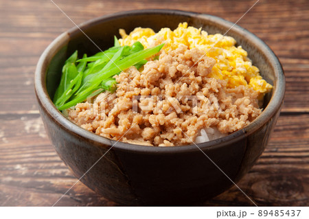 鶏そぼろの三色丼 89485437