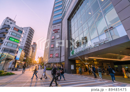 日本の東京都市景観　大塚駅や美しい太陽光などを望む 89485475