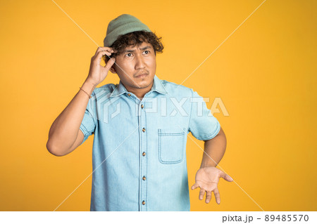 confused young muslim woman scratch her head confused young muslim woman scratch her head 89485570