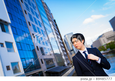 かっこいいサラリーマンのポートレート　青空　室外　大阪 89485777