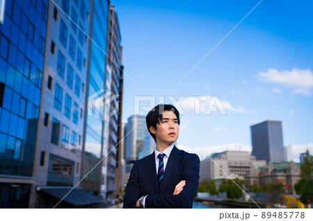 かっこいいサラリーマンのポートレート　青空　室外　大阪 89485778