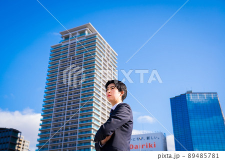 かっこいい不動産営業マンのポートレート　青空　室外　大阪 89485781