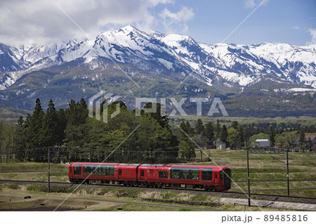 妙高はねうまラインを走る雪月花 89485816