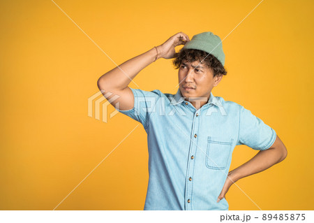 confused young muslim woman scratch her head confused young muslim woman scratch her head 89485875