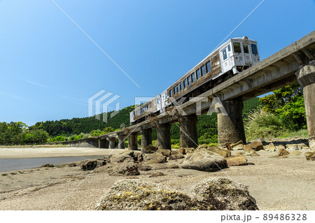 日南海岸の快晴で青空が広がる宮崎県日南市山王の隈谷川橋梁を走るJR九州日南線ローカル特急海幸山幸 89486328