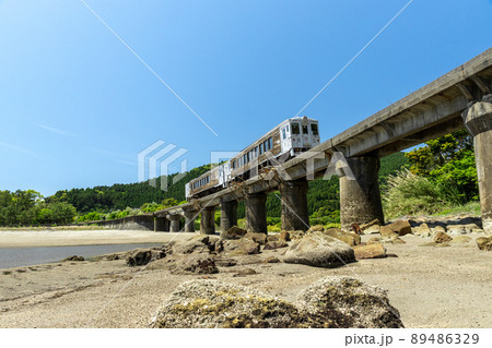 日南海岸の快晴で青空が広がる宮崎県日南市山王の隈谷川橋梁を走るJR九州日南線ローカル特急海幸山幸 日南海岸の快晴で青空が広がる宮崎県日南市山王の隈谷川橋梁を走るJR九州日南線ローカル特急海幸山幸 89486329