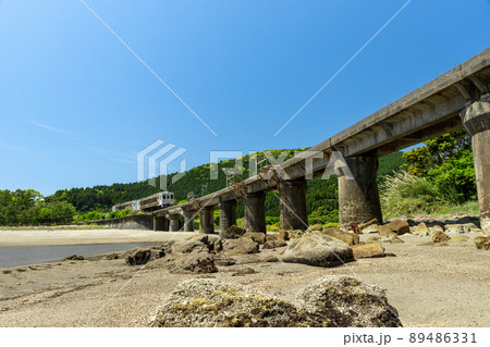 日南海岸の快晴で青空が広がる宮崎県日南市山王の隈谷川橋梁を走るJR九州日南線ローカル特急海幸山幸 89486331