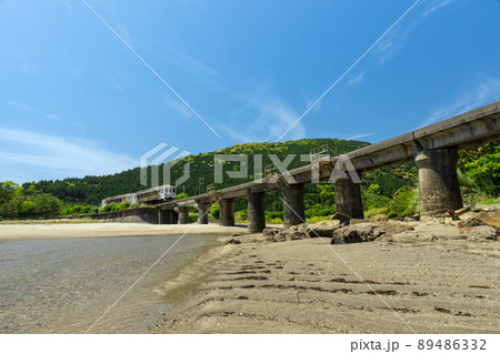 日南海岸の快晴で青空が広がる宮崎県日南市山王の隈谷川橋梁を走るJR九州日南線ローカル特急海幸山幸 89486332