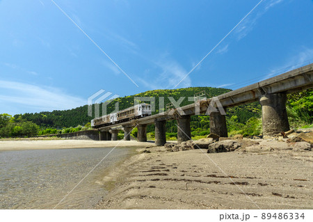 日南海岸の快晴で青空が広がる宮崎県日南市山王の隈谷川橋梁を走るJR九州日南線ローカル特急海幸山幸 89486334