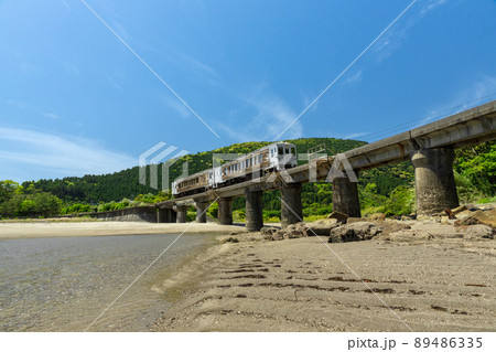 日南海岸の快晴で青空が広がる宮崎県日南市山王の隈谷川橋梁を走るJR九州日南線ローカル特急海幸山幸 89486335