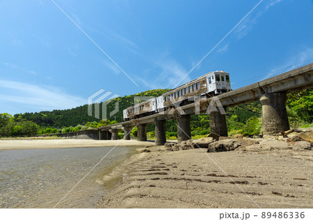 日南海岸の快晴で青空が広がる宮崎県日南市山王の隈谷川橋梁を走るJR九州日南線ローカル特急海幸山幸 89486336