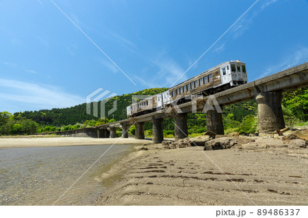 日南海岸の快晴で青空が広がる宮崎県日南市山王の隈谷川橋梁を走るJR九州日南線ローカル特急海幸山幸 89486337