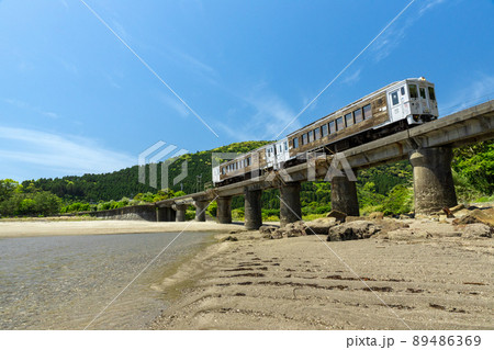 日南海岸の快晴で青空が広がる宮崎県日南市山王の隈谷川橋梁を走るJR九州日南線ローカル特急海幸山幸 日南海岸の快晴で青空が広がる宮崎県日南市山王の隈谷川橋梁を走るJR九州日南線ローカル特急海幸山幸 89486369