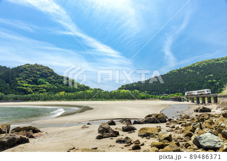 日南海岸の快晴で青空が広がる宮崎県日南市山王の隈谷川橋梁を走るJR九州日南線ローカル特急海幸山幸 89486371