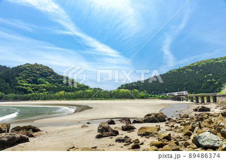 日南海岸の快晴で青空が広がる宮崎県日南市山王の隈谷川橋梁を走るJR九州日南線ローカル特急海幸山幸 89486374