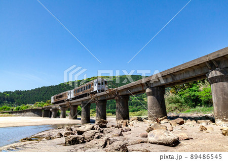 日南海岸の快晴で青空が広がる宮崎県日南市山王の隈谷川橋梁を走るJR九州日南線ローカル特急海幸山幸 89486545