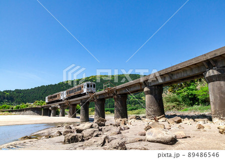 日南海岸の快晴で青空が広がる宮崎県日南市山王の隈谷川橋梁を走るJR九州日南線ローカル特急海幸山幸 89486546
